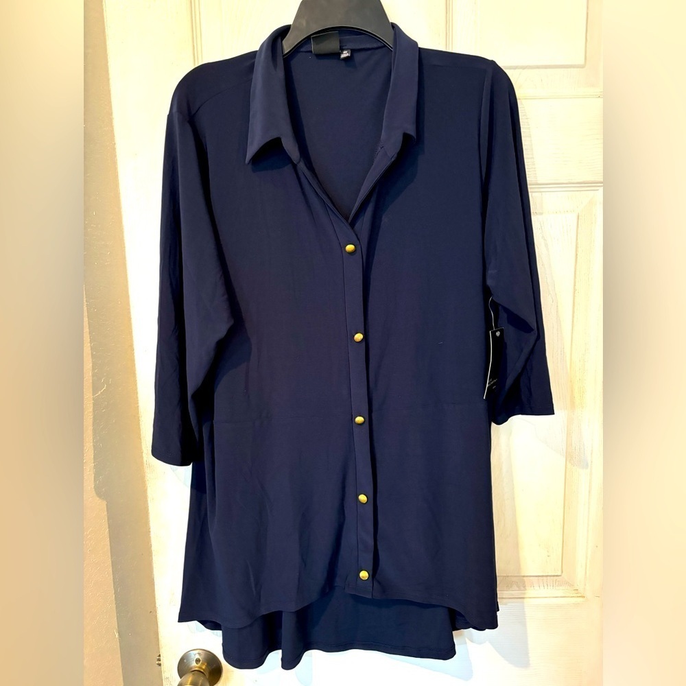 “Elie McCarthy Hi Lo Navy Knit Blouse With Gold Detail Buttons Down Front